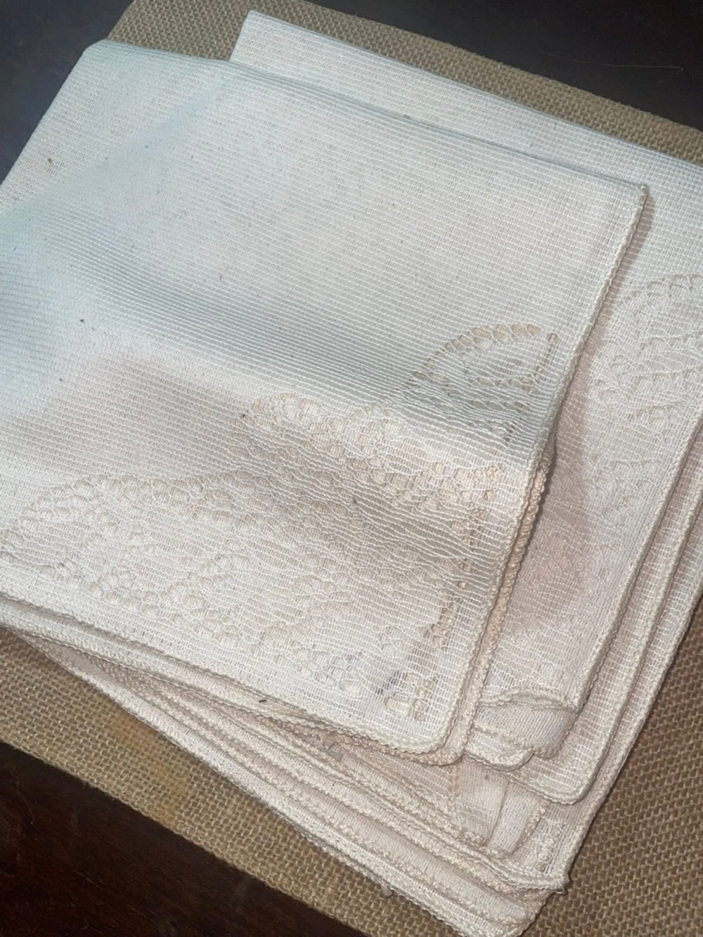 Set of 6 Elegant Lace Corner Satin Napkins in Ivory-Quaker Lace